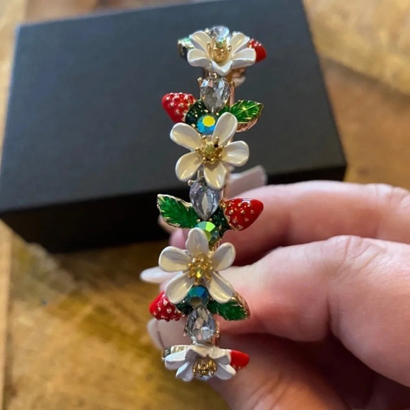 BETSEY JOHNSON SET Strawberries & Blossoms Hinged Bangle Bracelet & Earrings NWT - Picture 6 of 16